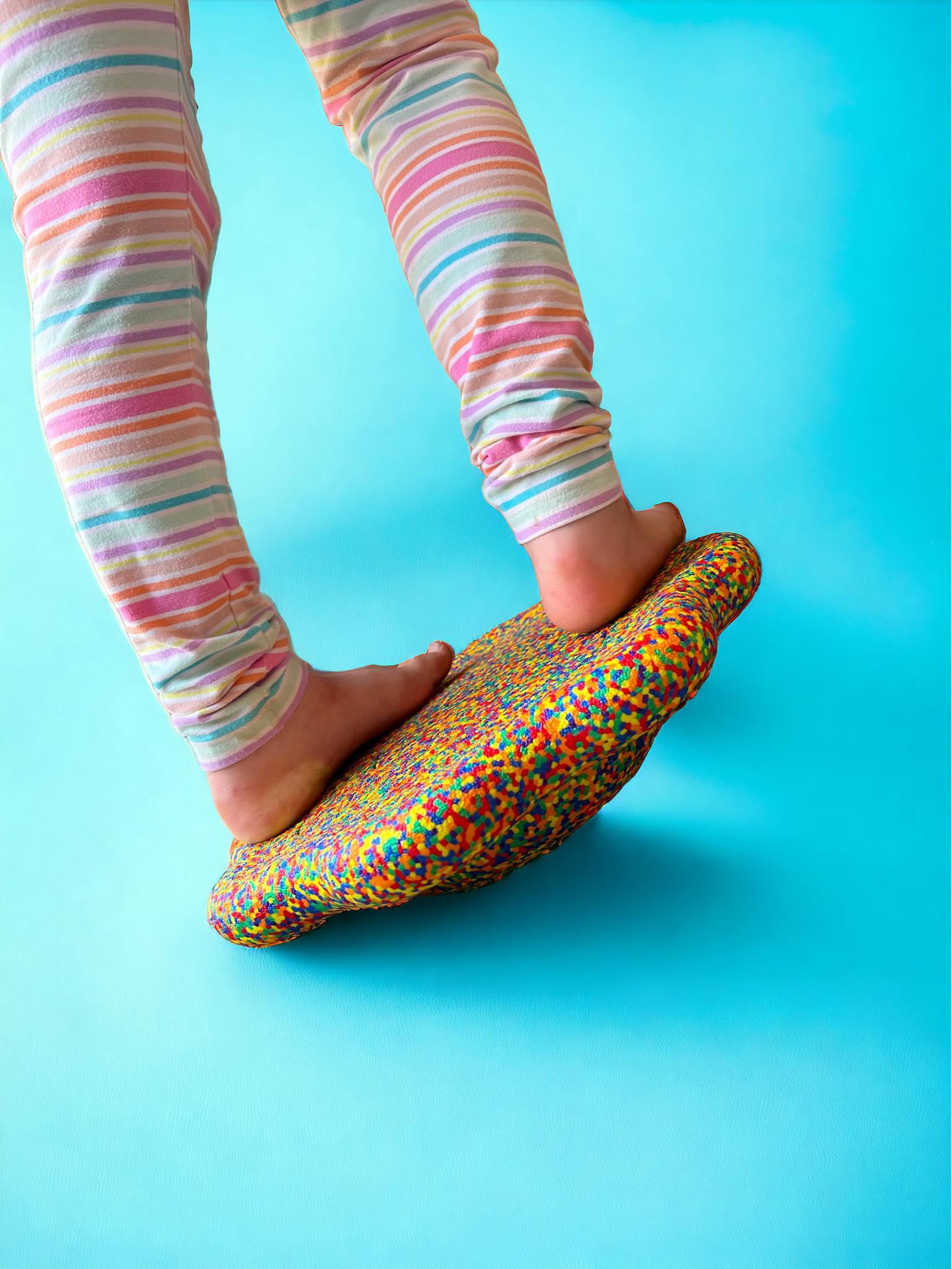 Flower-shaped Balance Board for Stepping Stones in Rainbow Confetti - BIG FRENCHIES