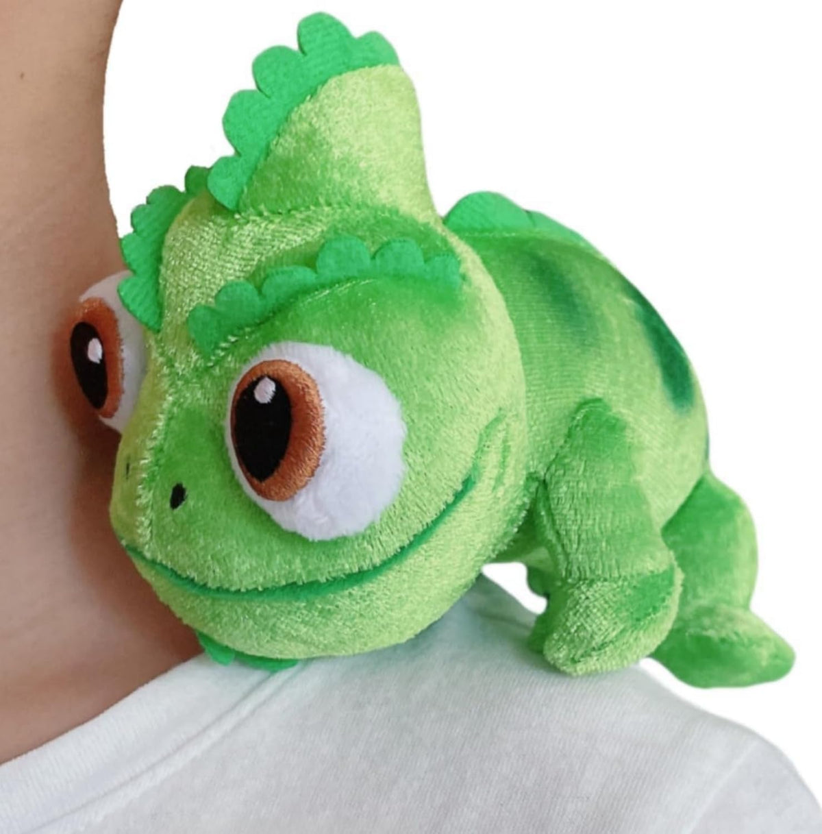 Salvado green chameleon lizard plush with magnetic belly for shoulder wear