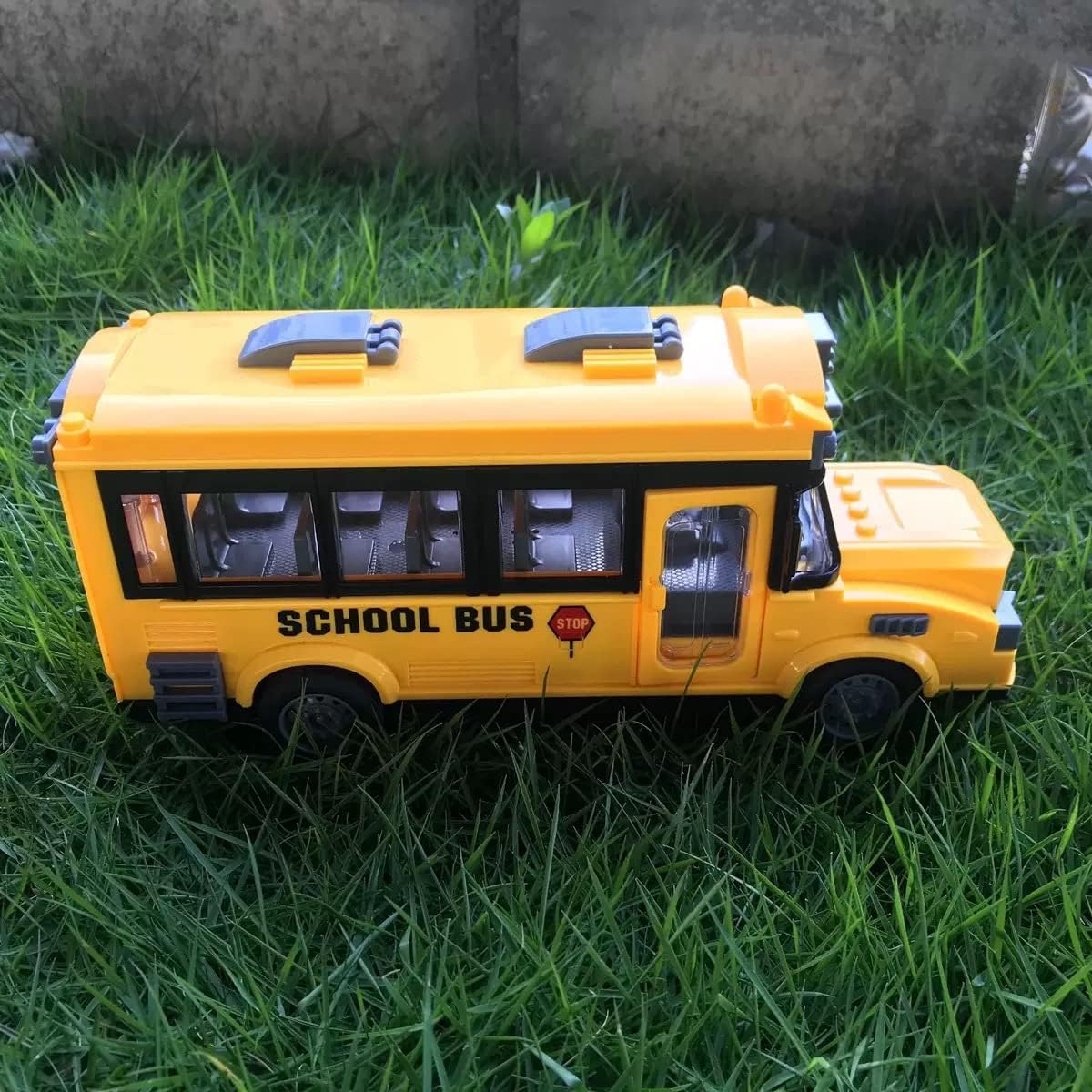 KNACKTOYZ remote control school bus toy with LED headlights and opening doors - view 2