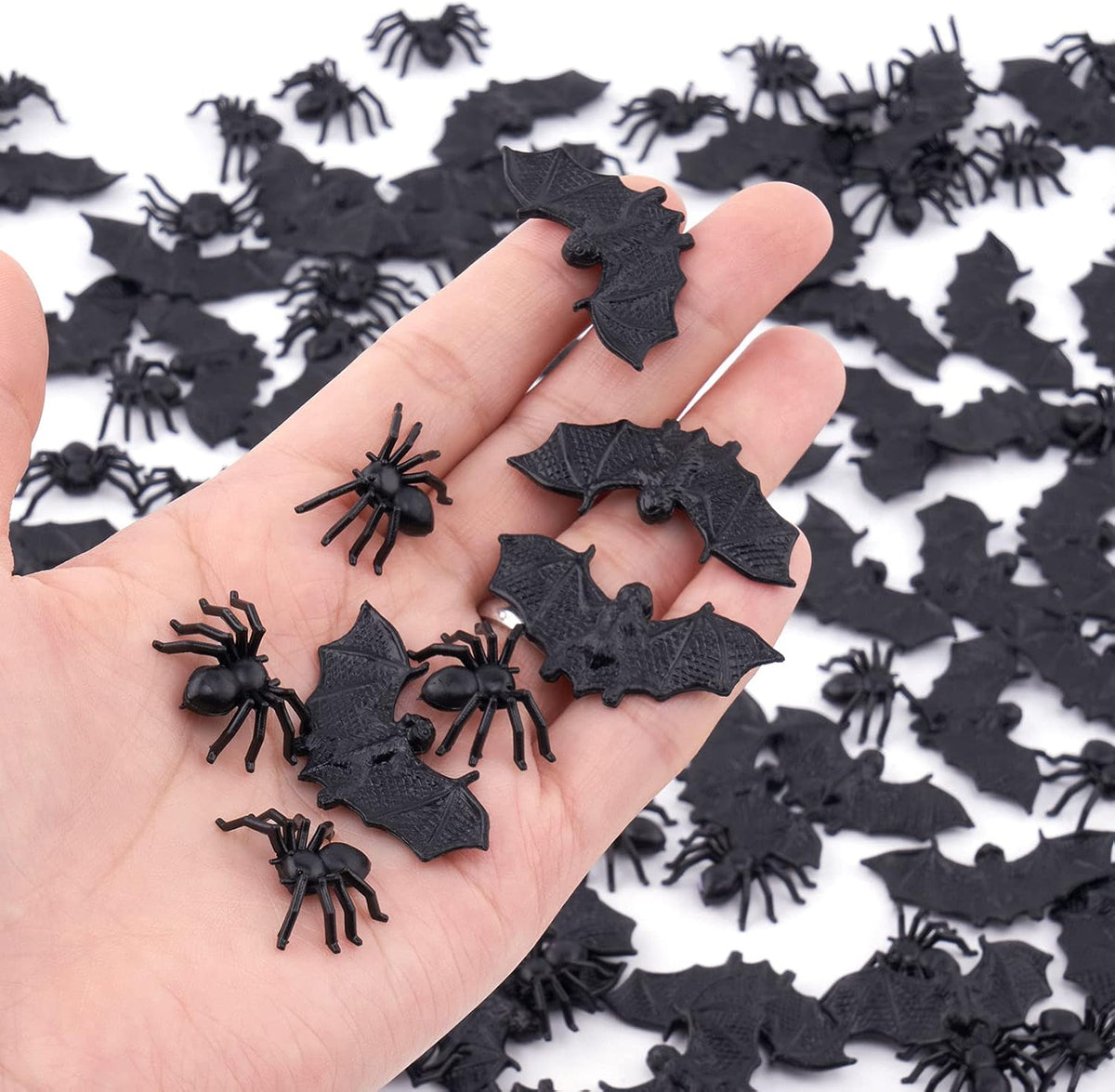 WHXGQ 200 Pcs Plastic Bats Spiders Halloween Mini Bats and Fake