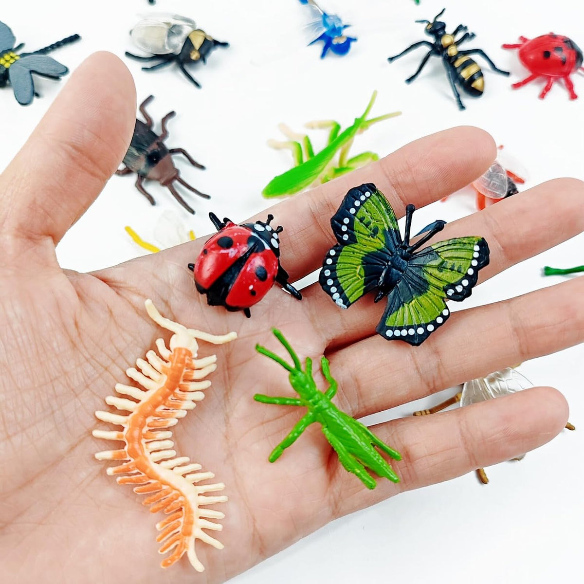 YOOHUA 24 realistic fake plastic bugs and insects in bright colors - view 4