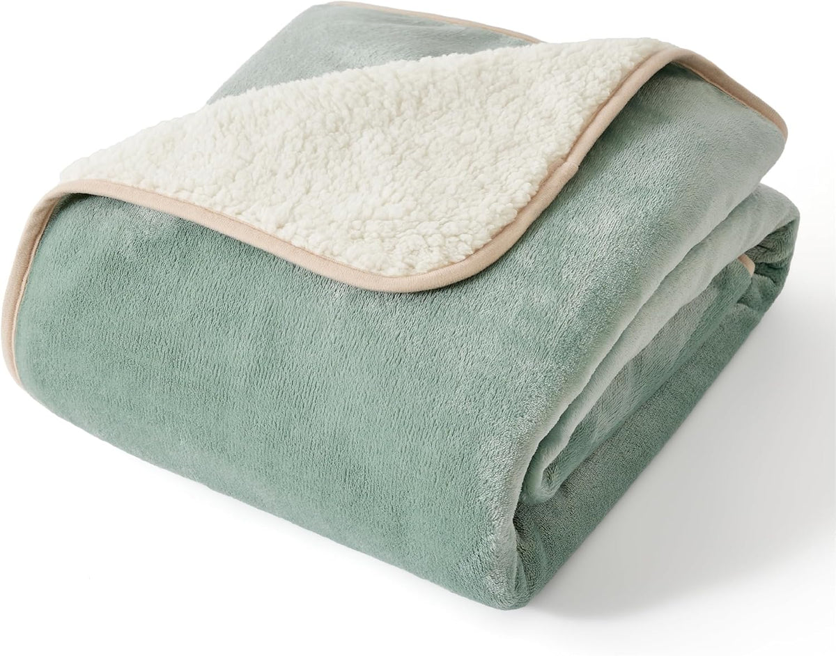 Bedsure Waterproof Dog Blankets for Small Dogs Soft Cat Blanket Warm - S(25x35") / Light Green