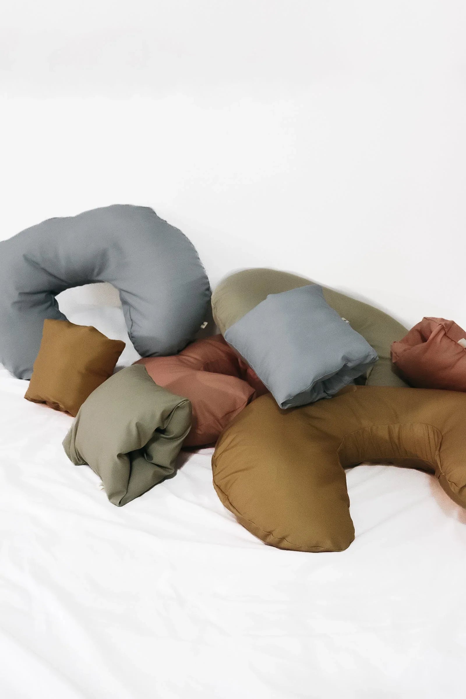 Ribbon Wipeable Cradle Arm Pillow - BIG FRENCHIES