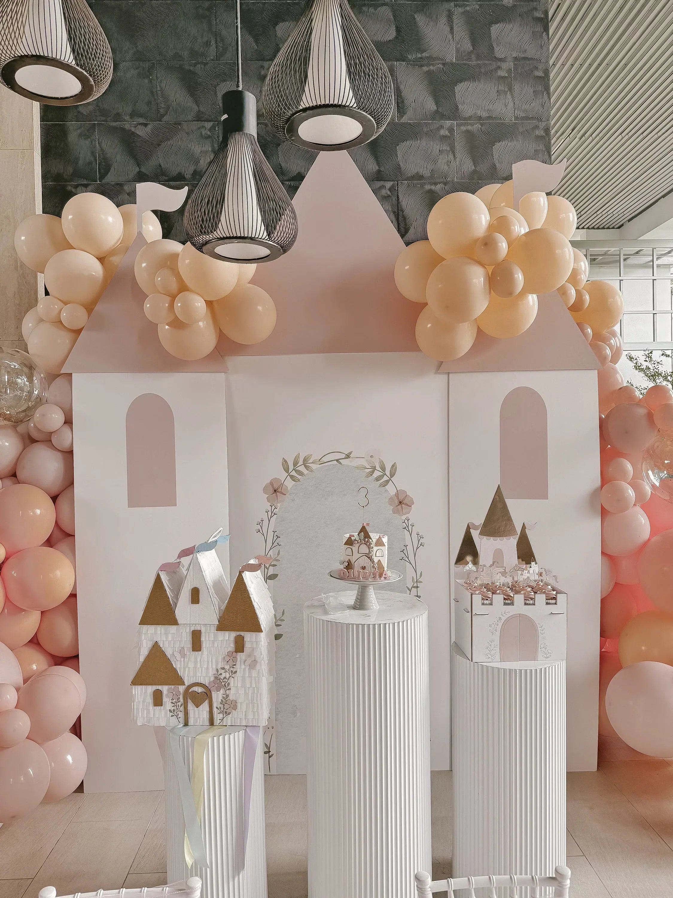 🏰 Enchanted Castle Piñata – Handmade Princess Party Decoration, Candy Holder - BIG FRENCHIES