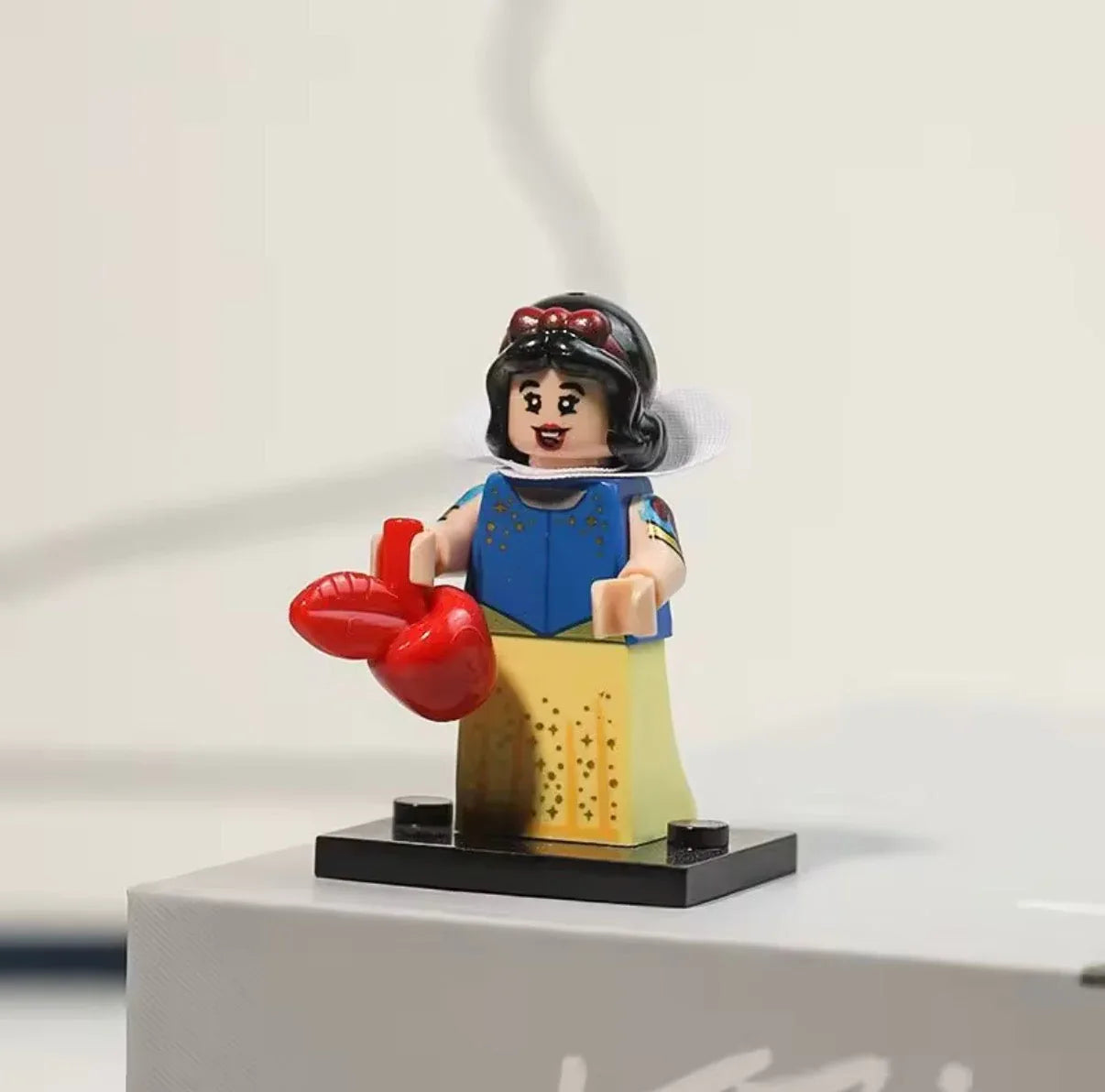 Snow White Minifigure - BIG FRENCHIES