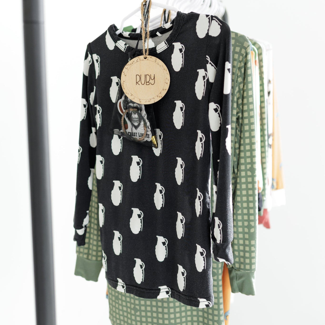 Color Blind Pineapple 2-Piece Set