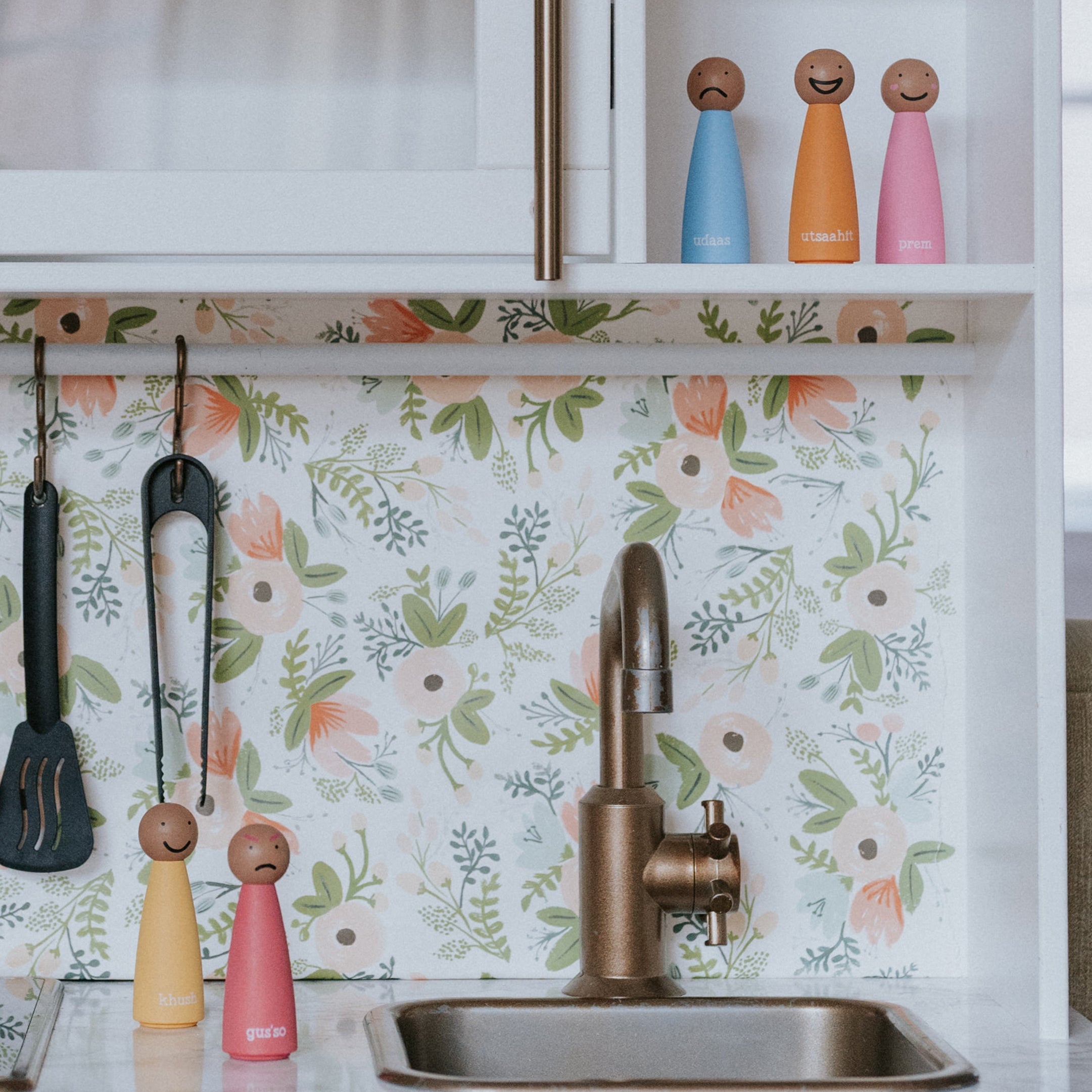 Bilingual Feelings & Emotions Peg Dolls • Gujarati | Hindi | Spanish | English