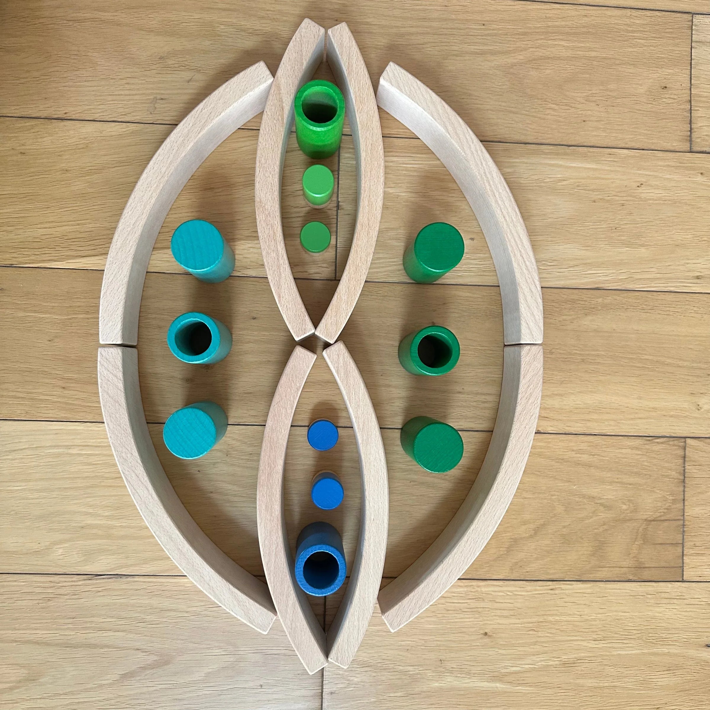 **Pre-order (Ships in 2-3 Weeks)**28 Pcs Mini Curved Natural Wooden Building Blocks with Storage Tray - BIG FRENCHIES
