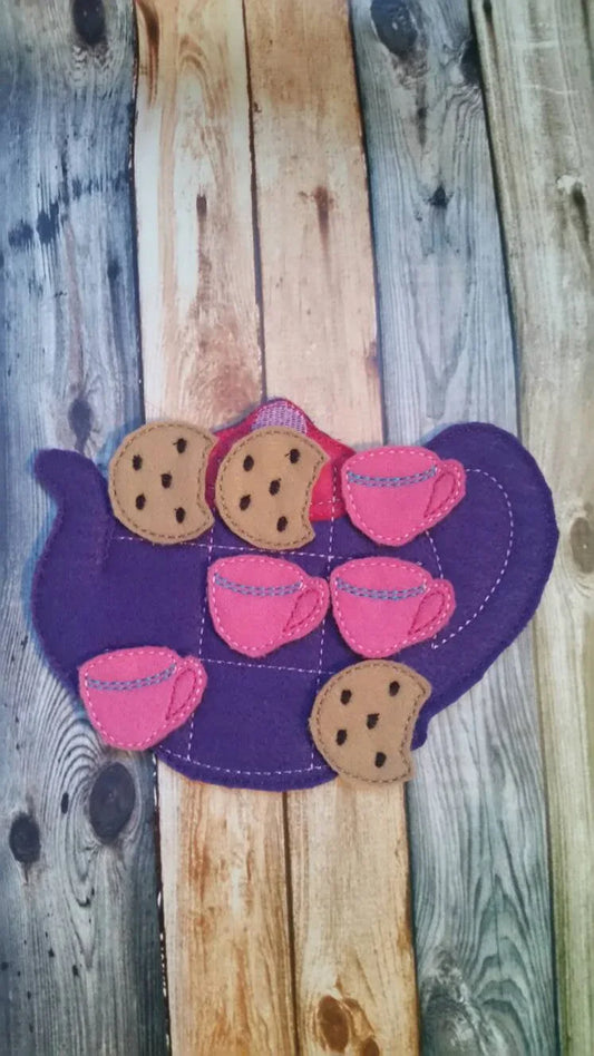 Felt tac toe game - tea party - Tic Tac Toe - tea pot game - Classic Game - Quiet Toy - Birthday Party Favors - cookie - tea cup - BIG FRENCHIES